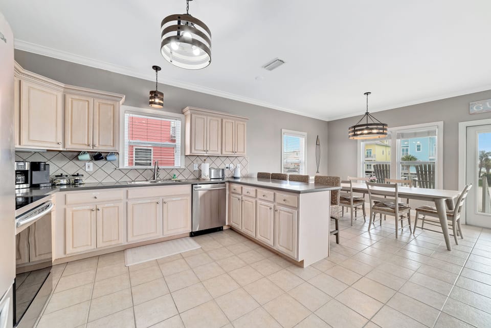 Open concept, fully stocked kitchen!