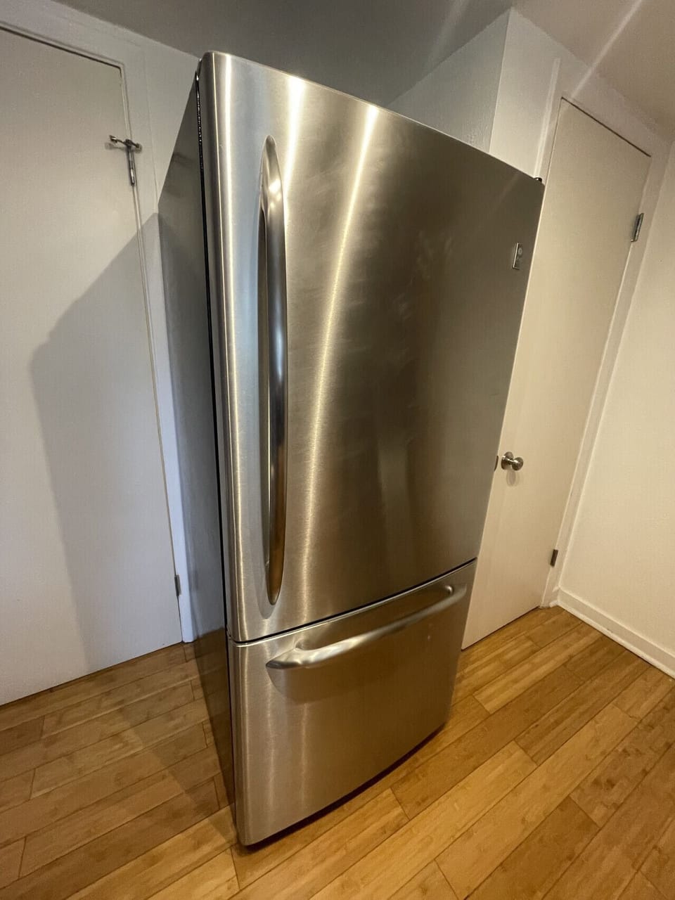 Large Modern Refrigerator and Freezer!