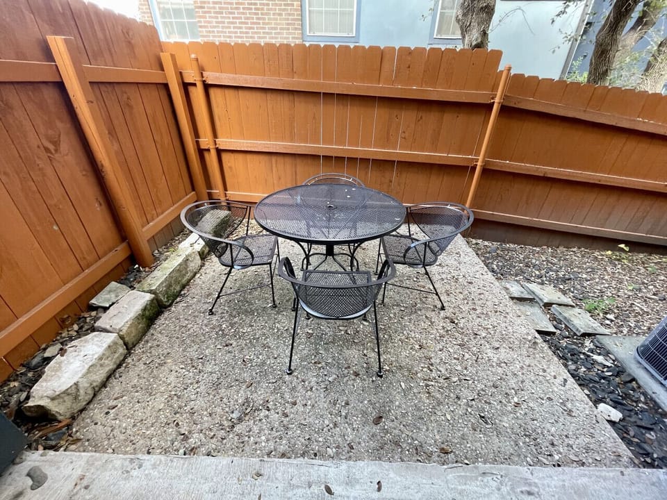 Private Patio with Large Table & Chairs!