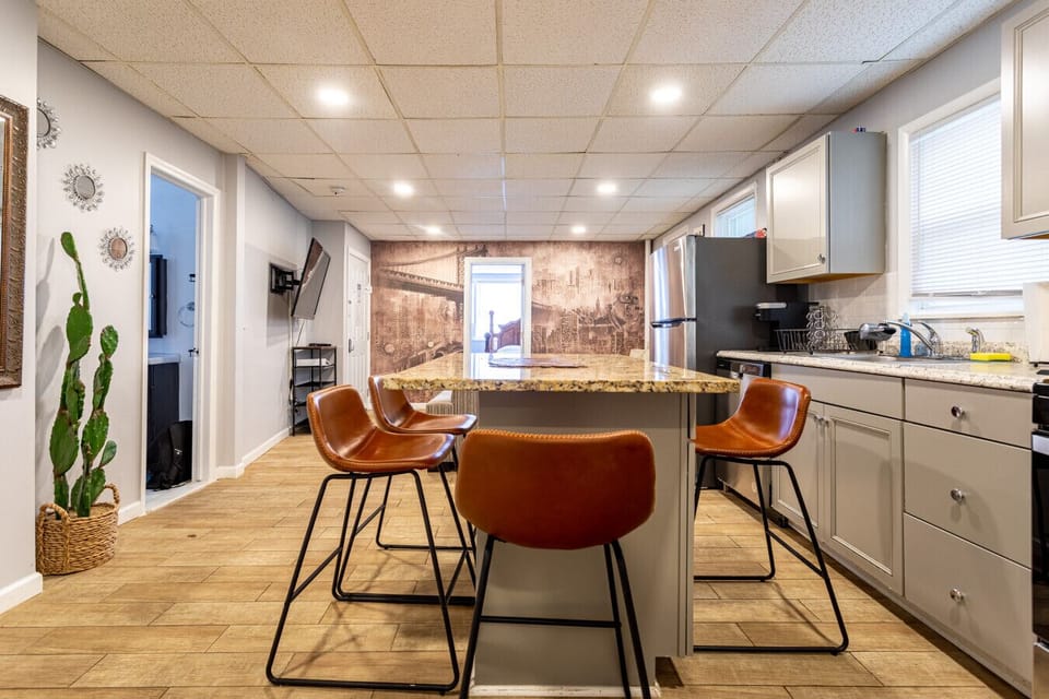 Dining table seats 6 — group meals, pre-game dinners, and post-match celebrations.
