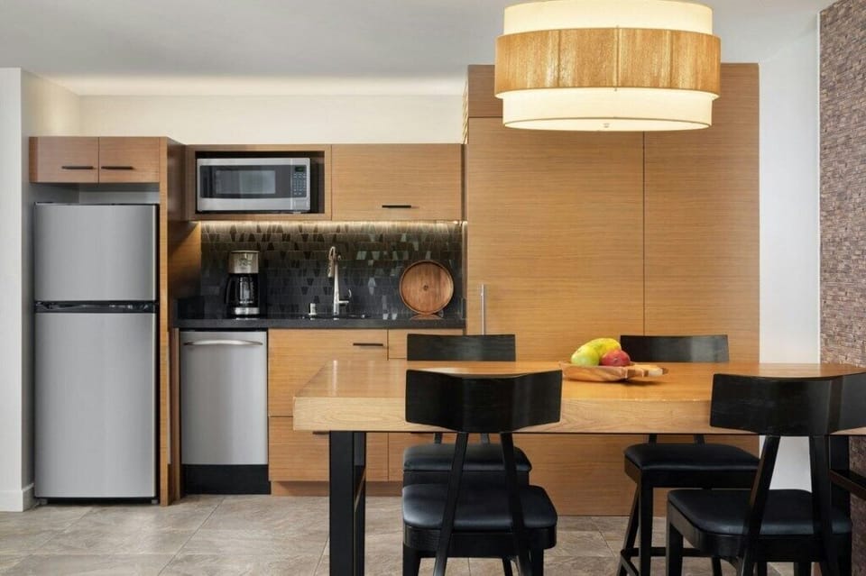Marriotts Waikoloa Ocean Club_7_one-bedroom-suite-kitchenette.jpg