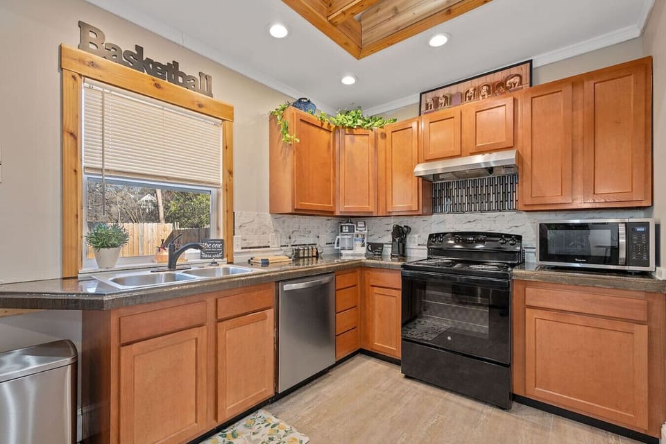 Fully stocked kitchen w/ cookware and coffee