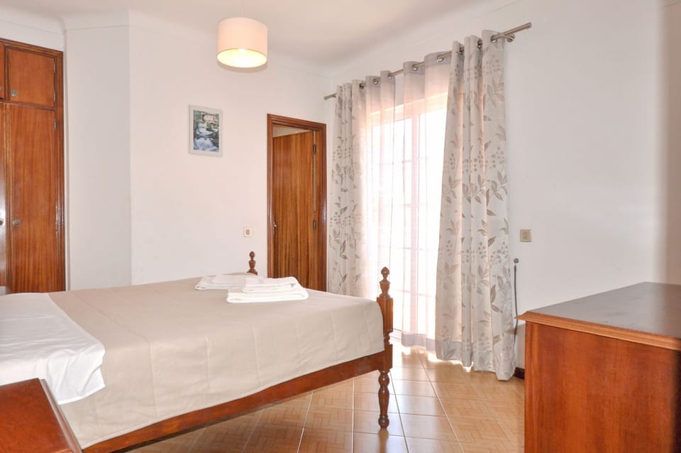 Double bedroom with patio doors