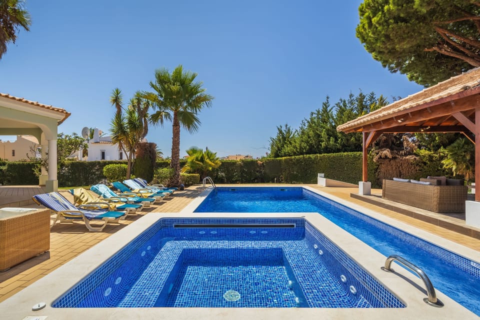 Swimming pool and seperate jacuzzi section