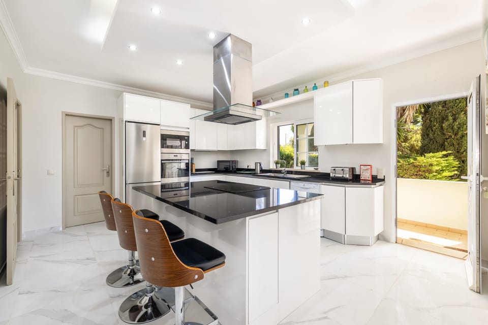 Kitchen area with breakfast bar