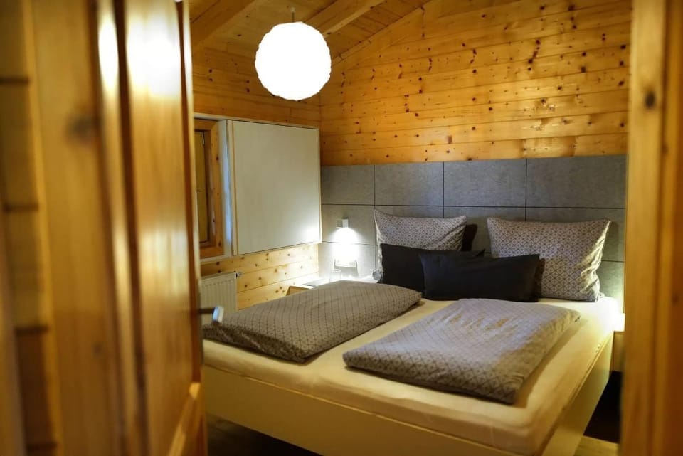 Wooden house - adjacent to the wide meadows Apartment in Bavaria