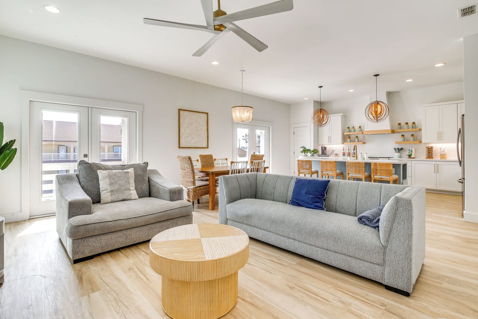 Upstairs Living Room | Smart TV | Full Sleeper Sofa | 2nd Floor