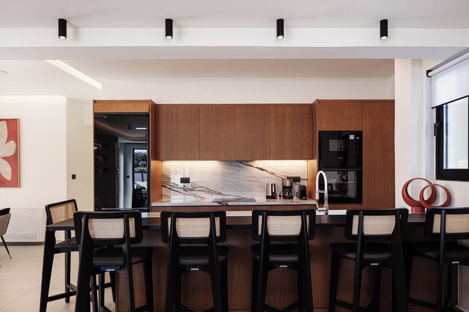 Everything you need in a fully equipped kitchen.