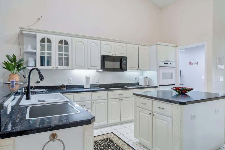 Cook like a pro in the spacious, fully stocked kitchen with modern appliances, perfect for preparing delicious meals. #HomeCooking #KitchenInspiration