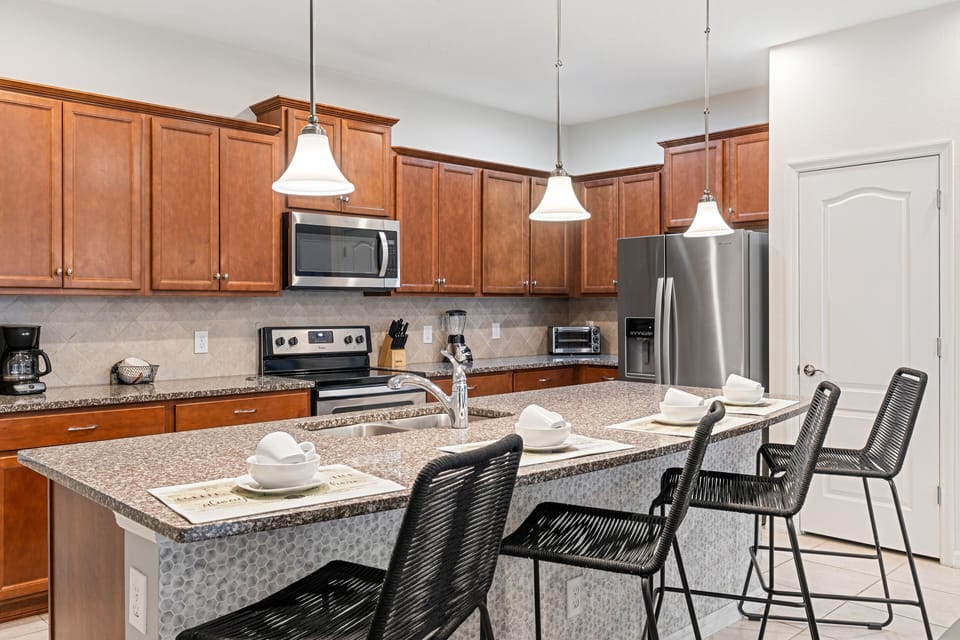 Counter seating for 4 people integrated into the kitchen.