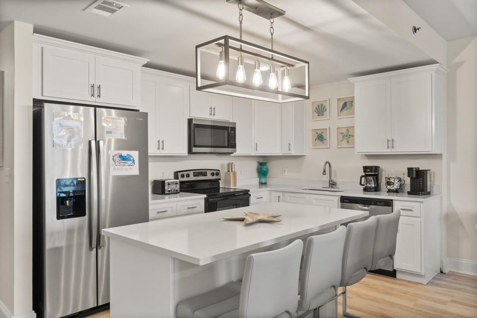 Kitchen with Breakfast Bar