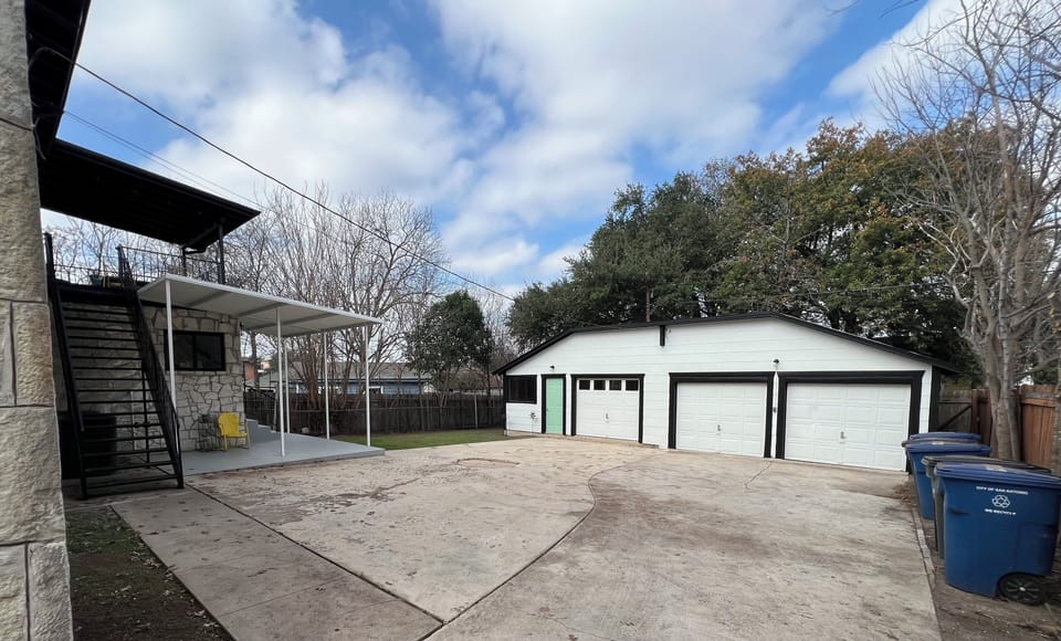Garage & Parking Pad 