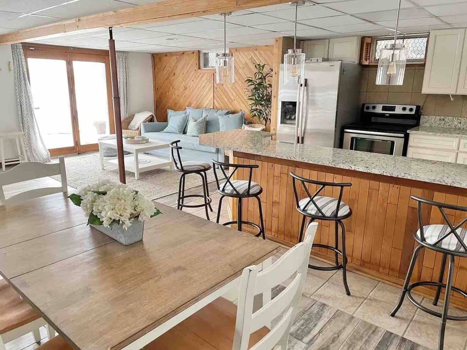 Eating area and kitchen downstairs