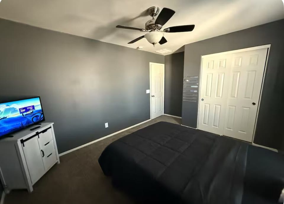 Upstairs Bedroom Full Bed 