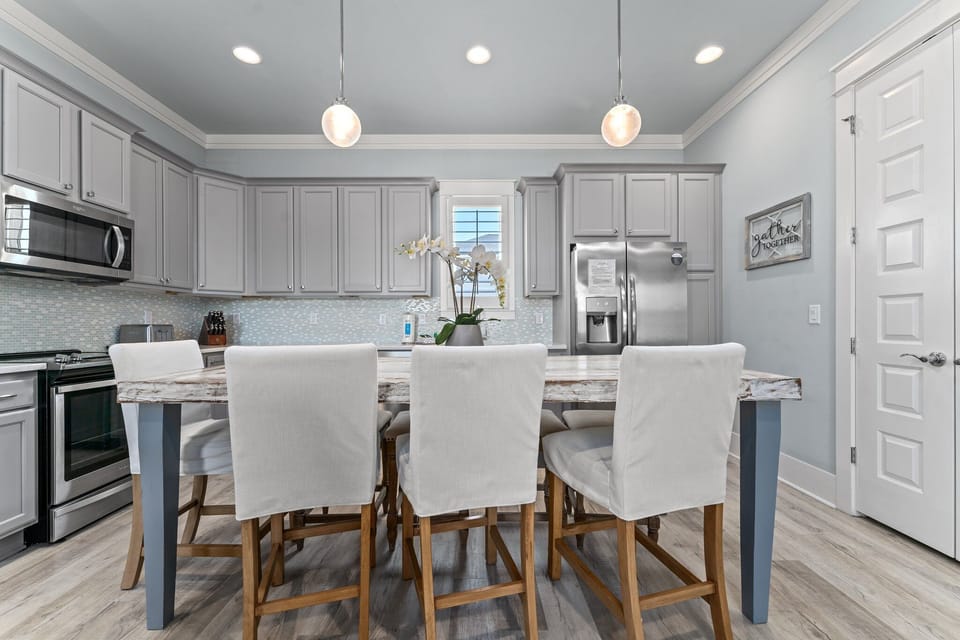 Spacious Kitchen With Island Bar On 2nd Floor