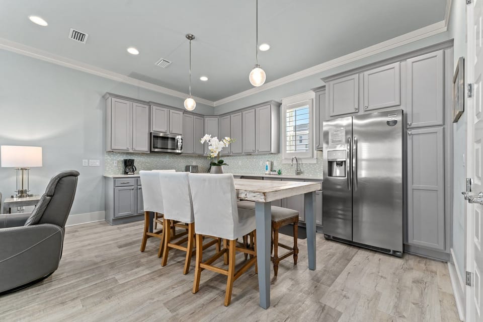 Spacious Kitchen With Island Bar On 2nd Floor