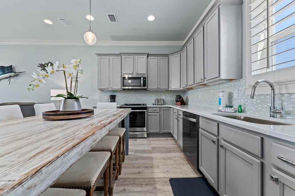 Spacious Kitchen With Island Bar On 2nd Floor