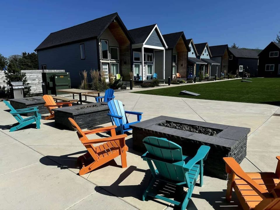 With a spacious communal artificial turf area, corn hole boards, fire pits, BBQs, and plenty of room to spread out, it’s the perfect spot to gather, play, and relax during your coastal getaway.