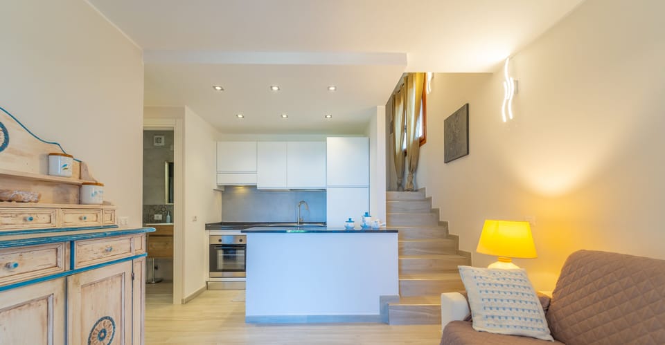 Kitchen or kitchenette,Seating area