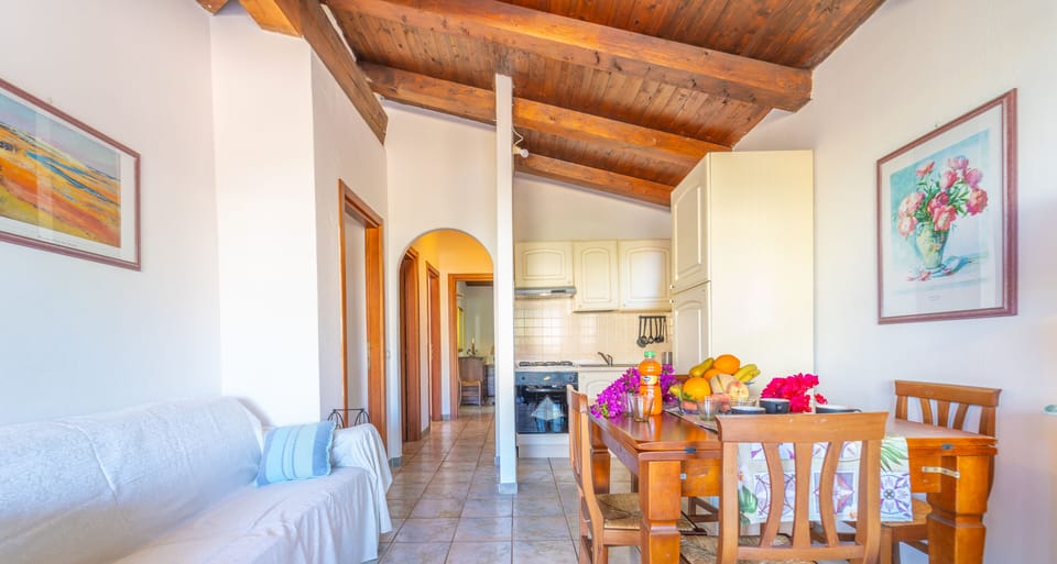 Kitchen or kitchenette,Dining area