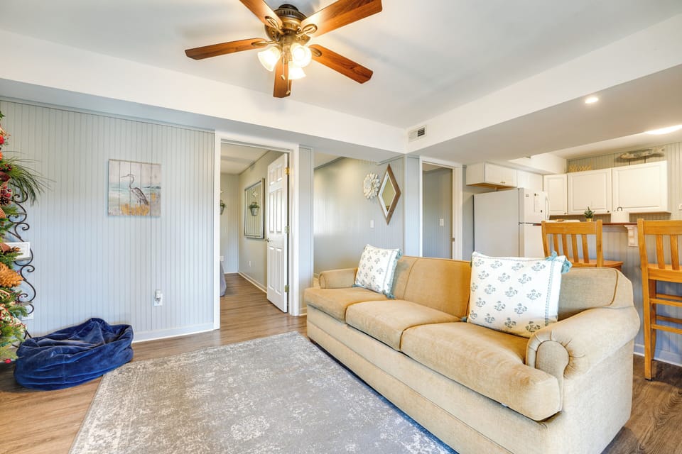 Living Room | Sleeper Sofa | Smart TV | Deck Access