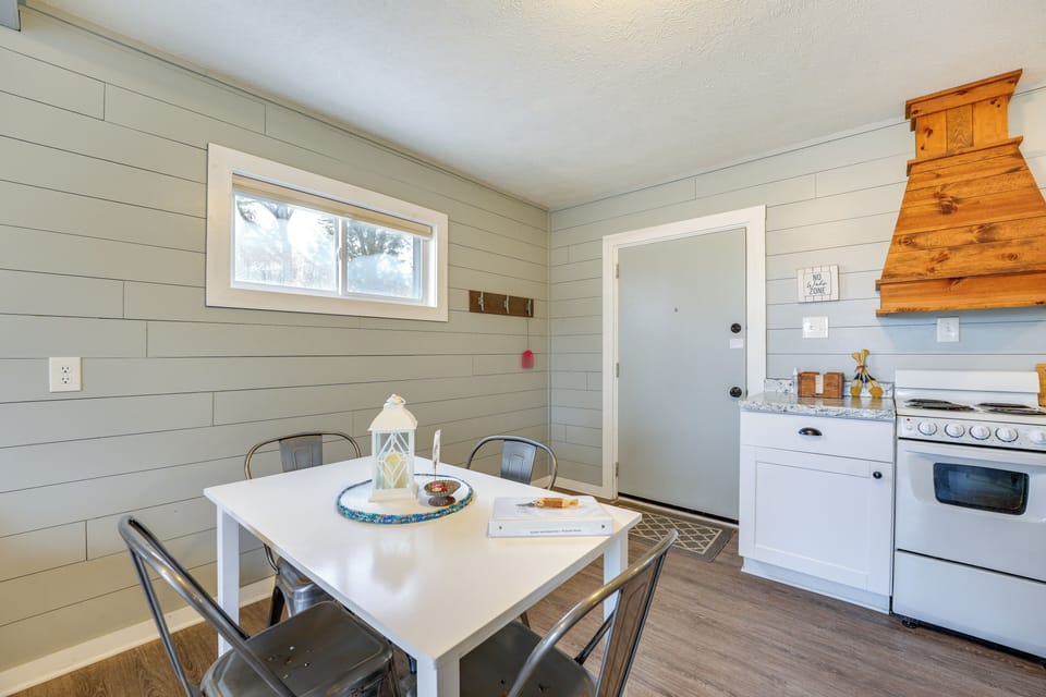 Dining Area | Dishware/Flatware Provided
