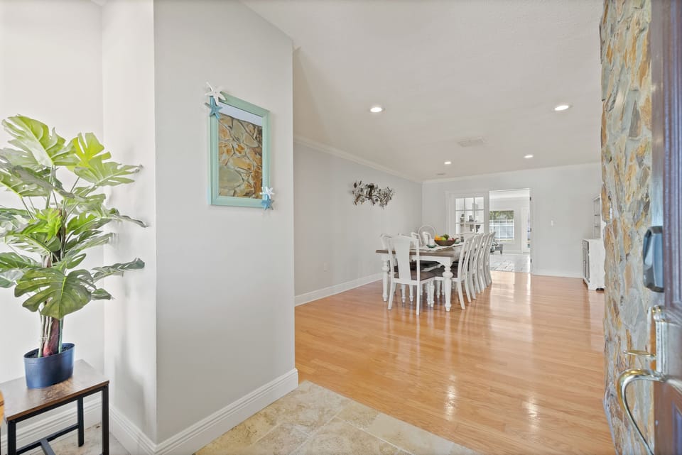 Walk in to huge dinning area