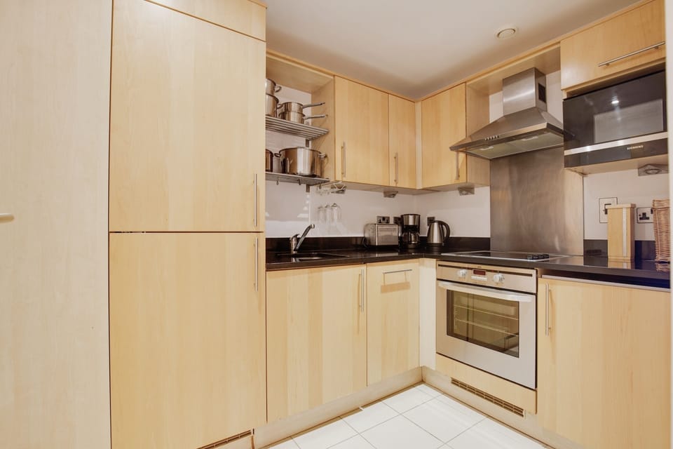 Kitchen with integrated Dishwasher, washing/machine/dryer, fridge/freezer 