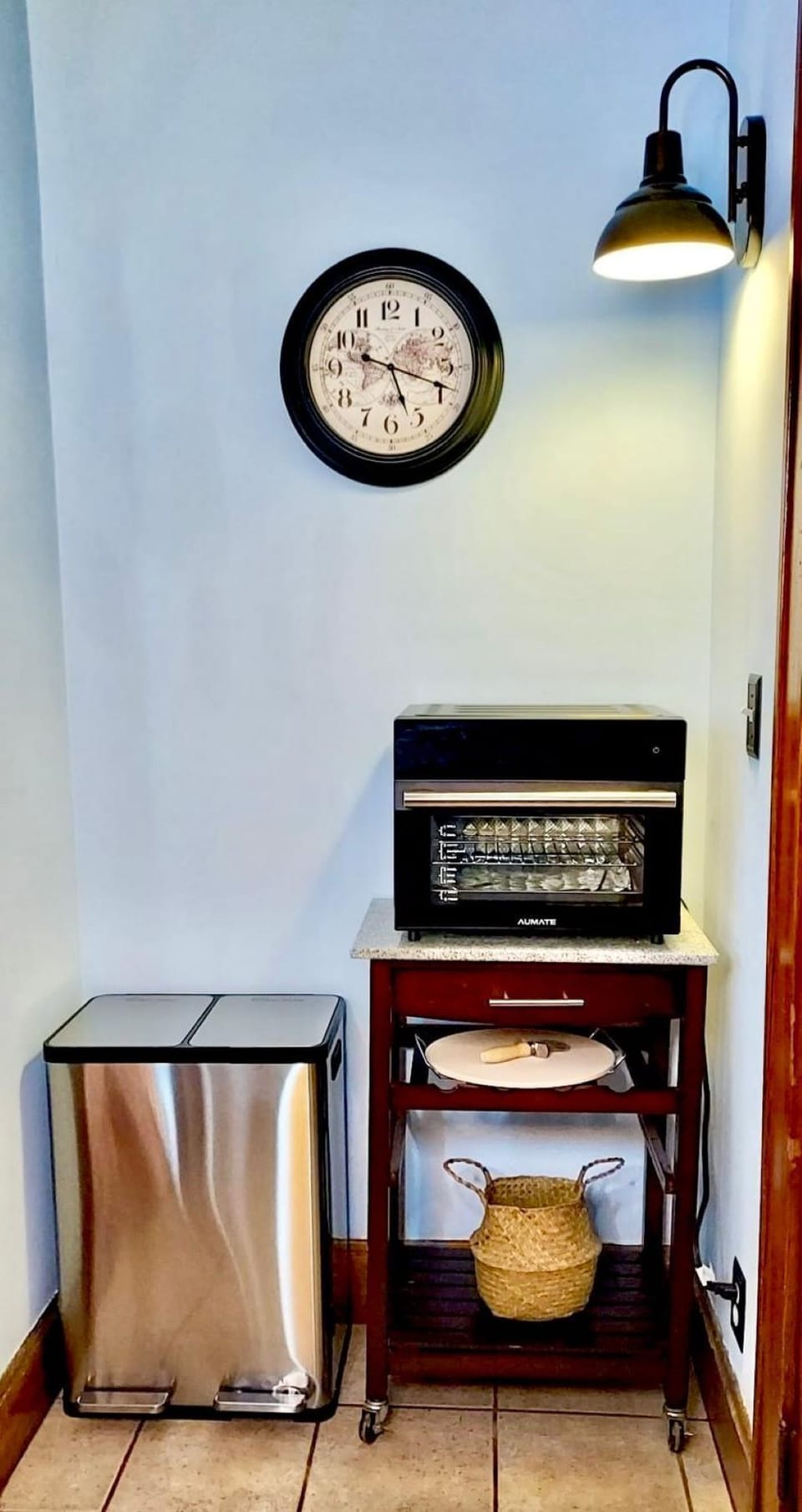 Make a snack with our large, deluxe air fryer!