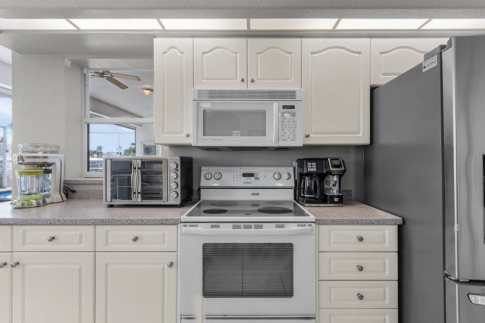 fully stocked kitchen. Keurig/drip coffee maker and Margaritaville blender.