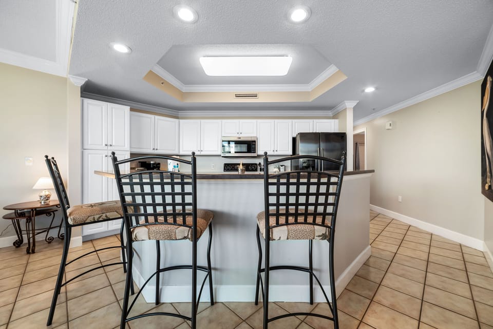 Breakfast bar and kitchen