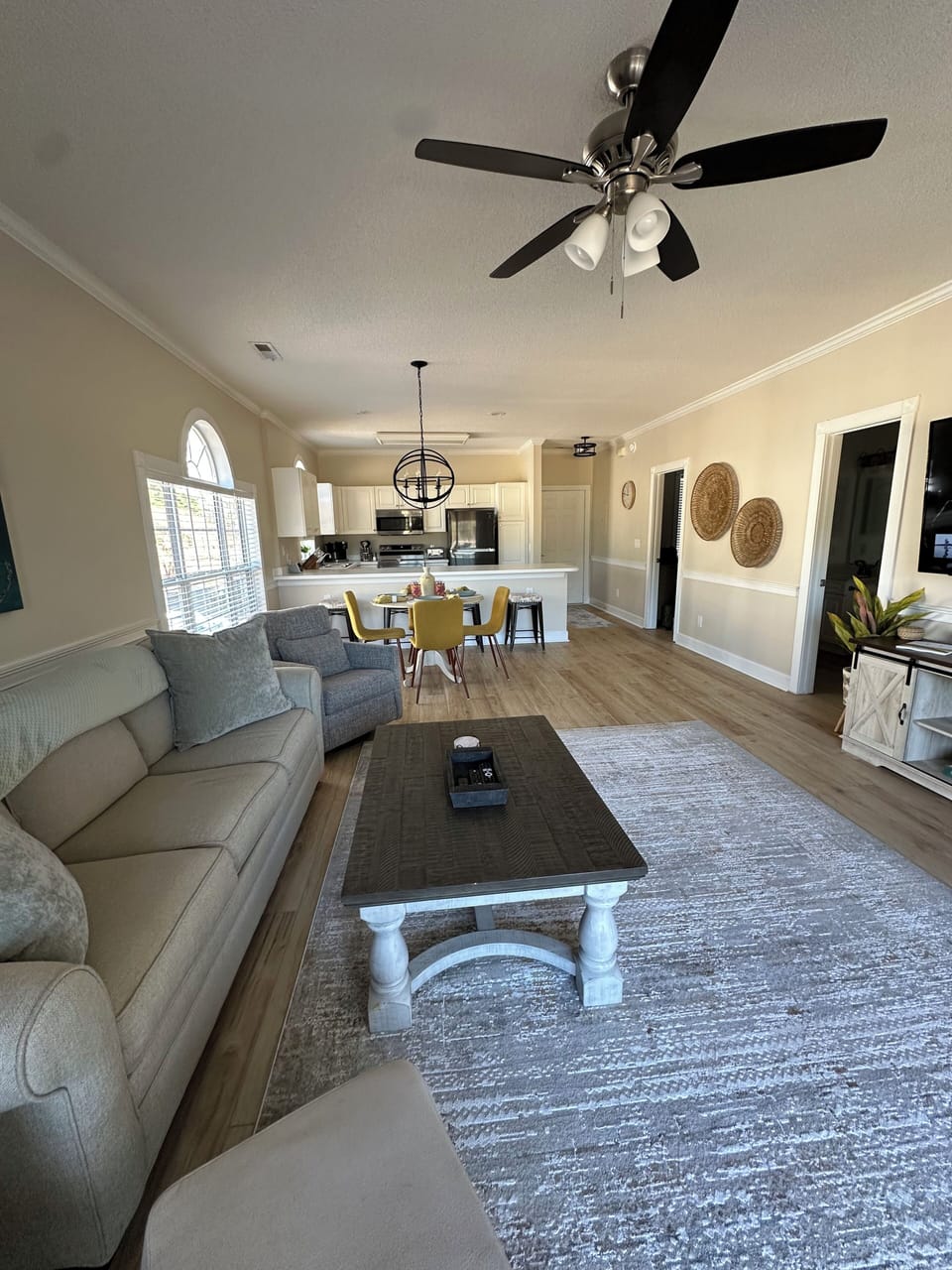 Living Space w/ Queen Size Sofa Bed
