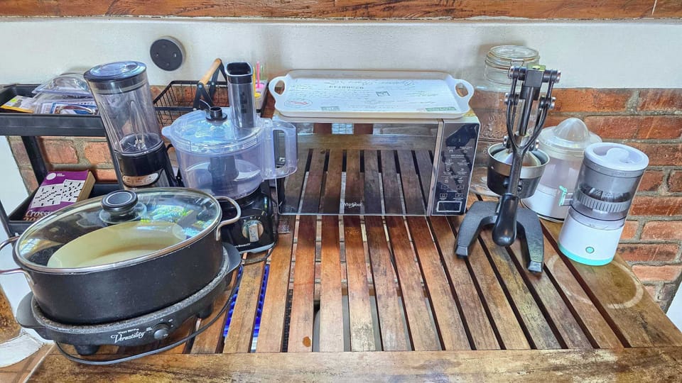 KITCHEN ITEMS:   Steamer, blender, food processor, microwave, 3 kinds of juicers.   Take advantage of Nicaraguas incredibly cheap and delicious juice oranges at the corner market and make yourself a delicious fresh squeezed Orange Juice every morning