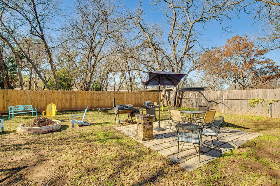 Fenced Backyard | Fire Pit | Gas & Charcoal Grills | Outdoor Dining Area