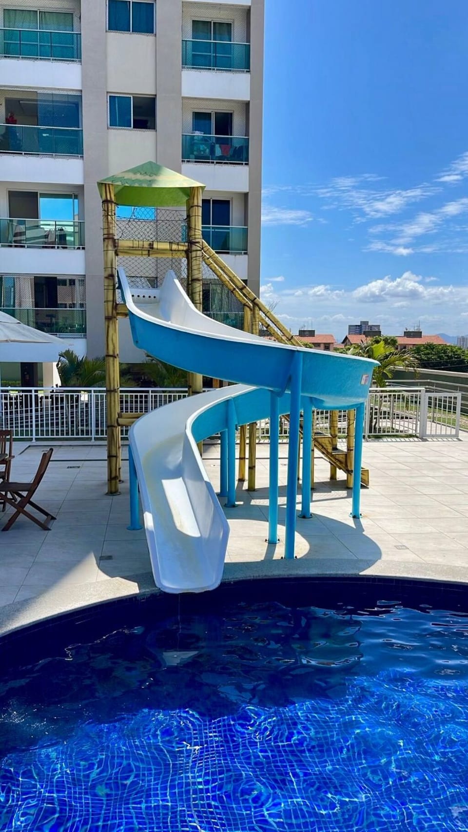Escorregador da piscina infantil