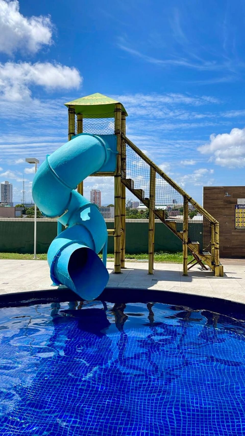 Escorregador da piscina infantil