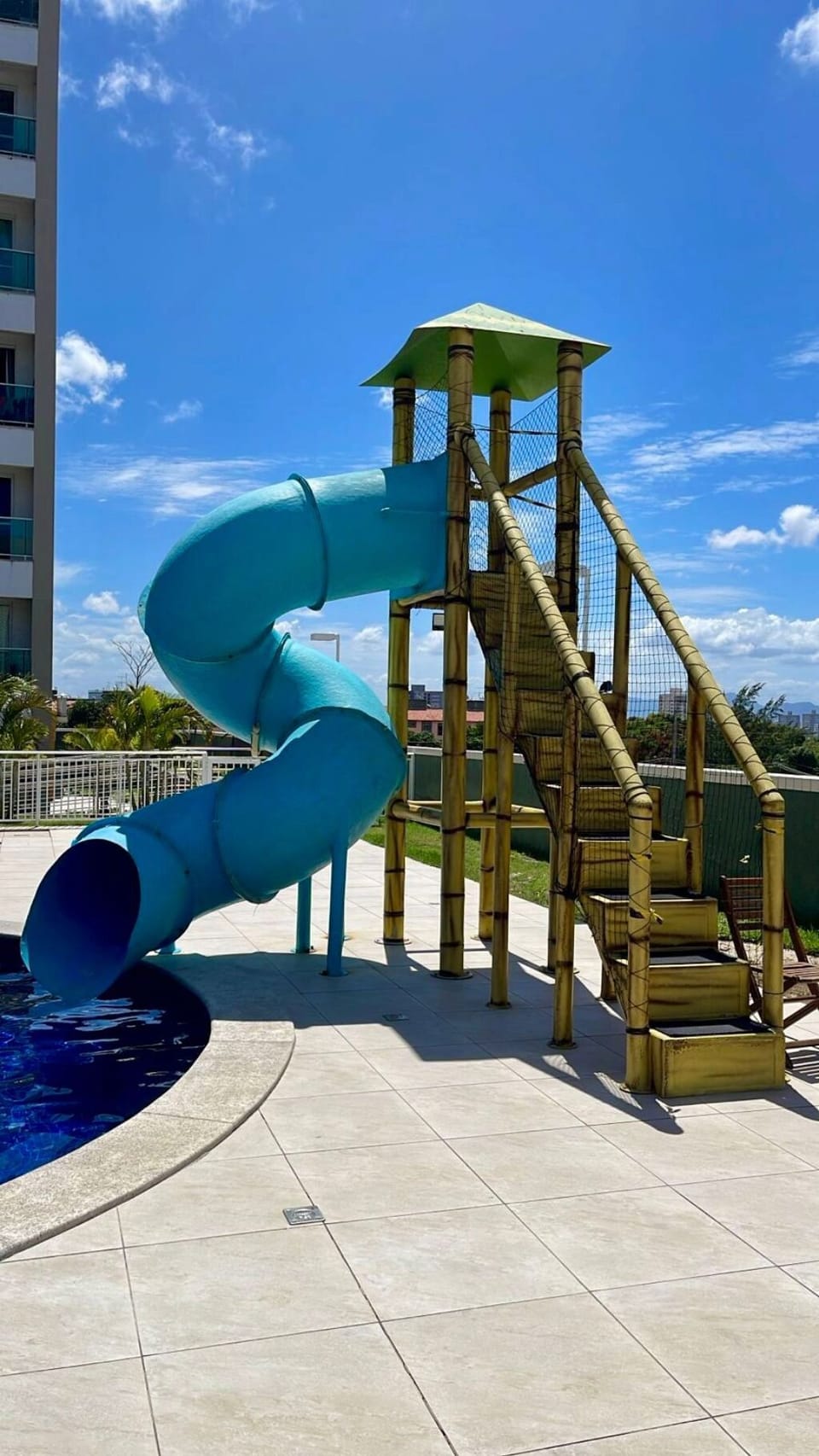 Escorregador da piscina infantil