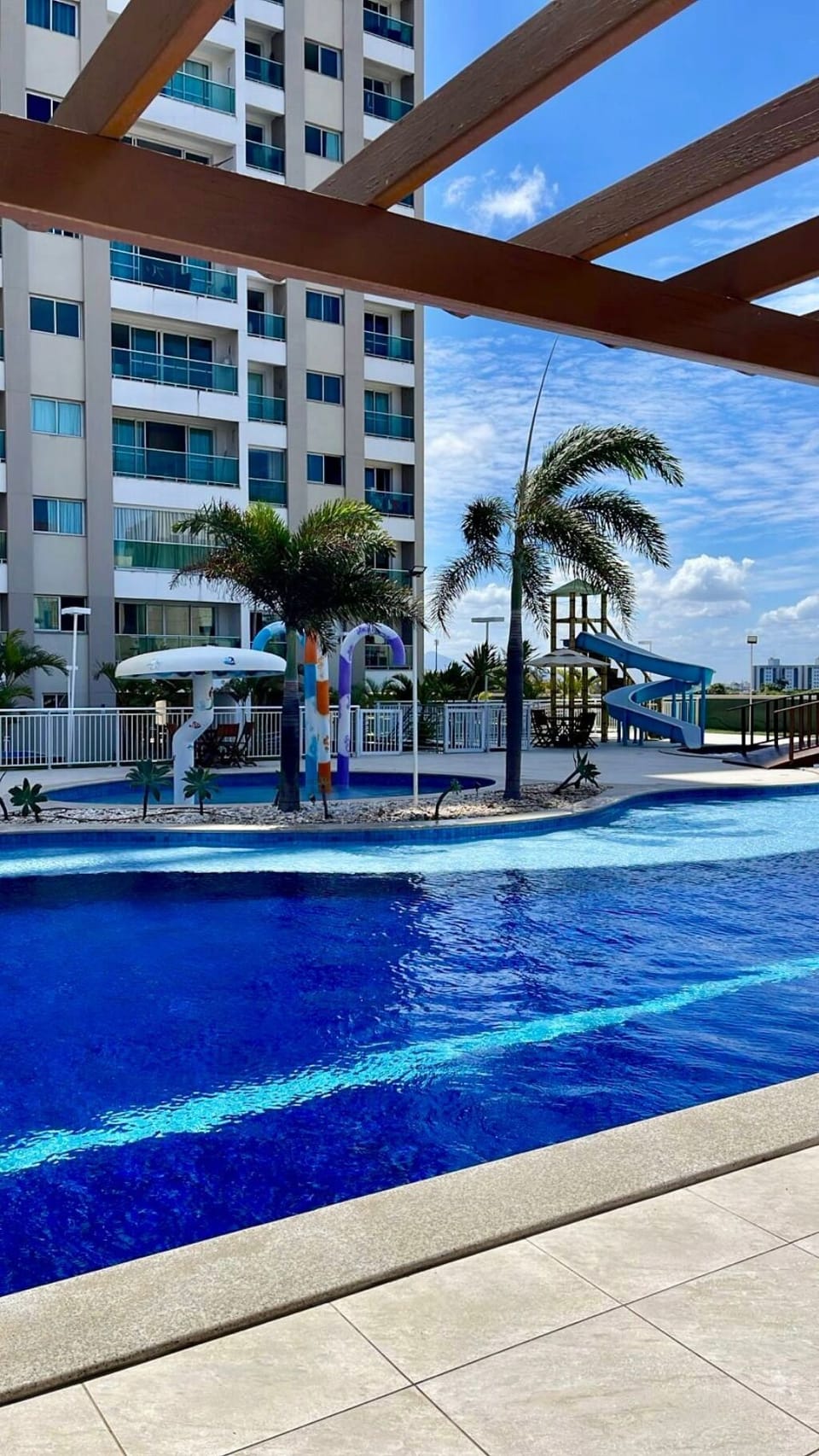 Piscina da area de lazer, adulto e infantil, com escorregador e outros brinquedo