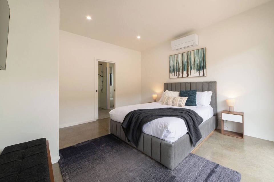 Master Bedroom with Queen