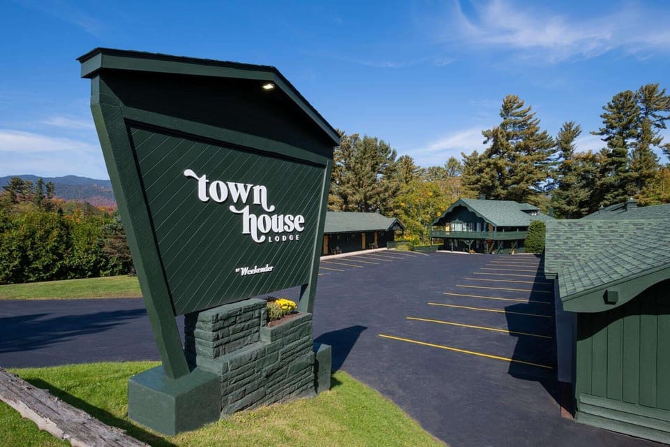 003-townhouse-lodge-fall-2023-web-exterior