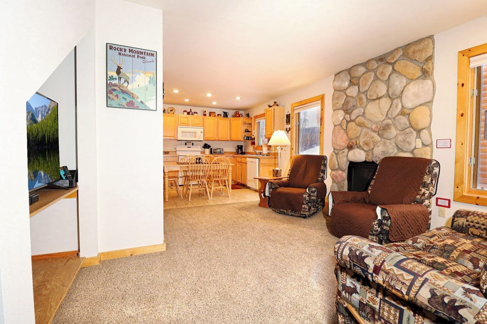 Living Area w/ TV and Gas Fireplace