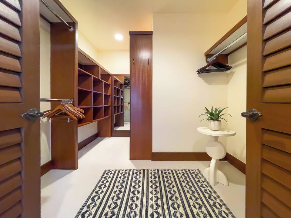 Primary suite walk in closet