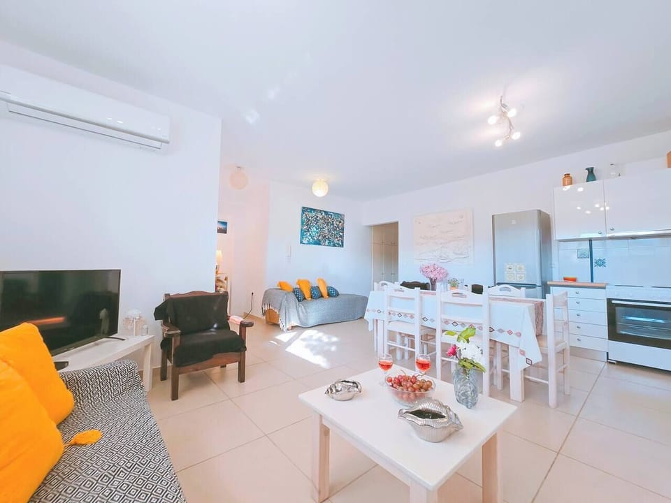 Lakithra cozy flat for 2 living area (4)