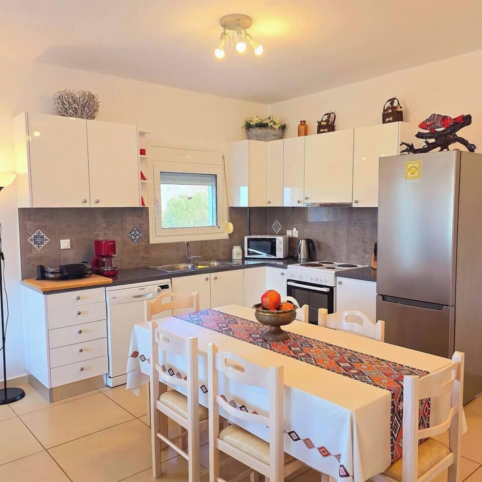 Lakithra 2 bedroom apartment Full Kitchen and Dining table