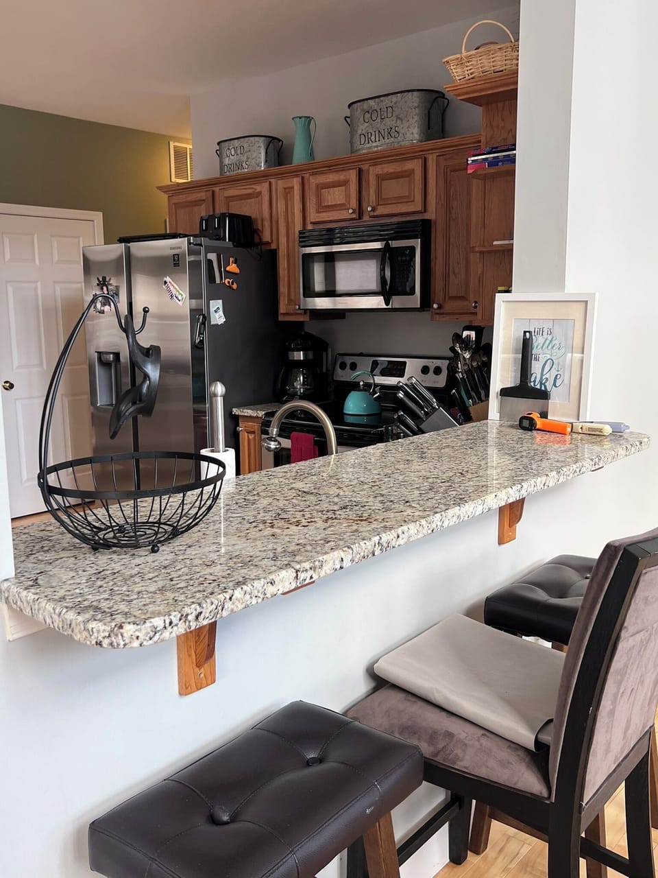 Breakfast Bar with seating for 2 or 3