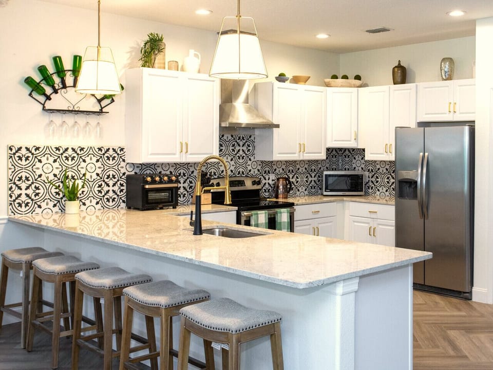 Fully equipped kitchen — easy meals for large groups