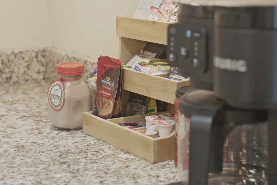 Coffee bar w/ pot and k-cup. 
