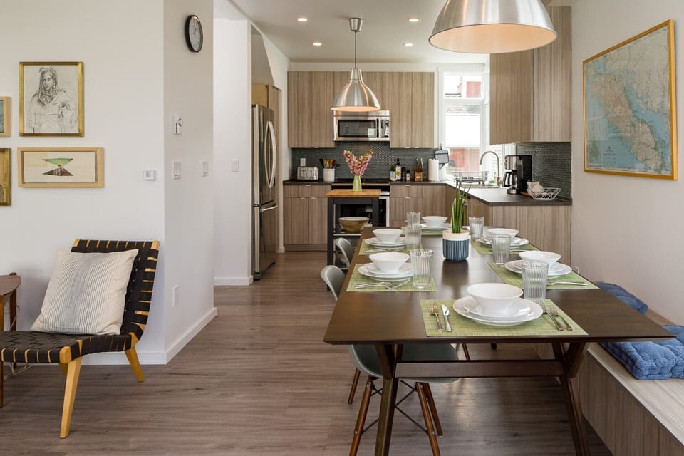 Settle in after a day of shopping and family adventure. In the fully stocked kitchen, you'll find all you need to create a feast at home or enjoy a meal to go from one of our local chefs.