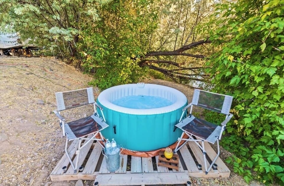 Outdoor spa tub