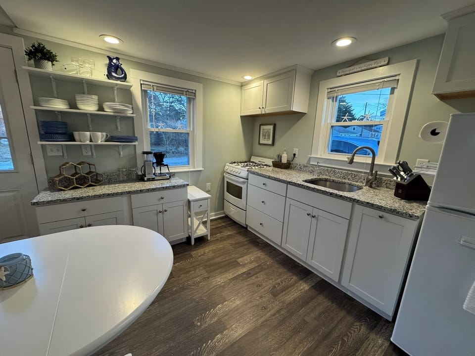 Well-stocked eat-in kitchen